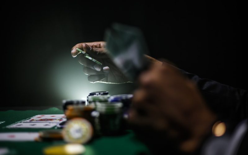 En introduktion till vanlig poker: Regler, strategier och tips