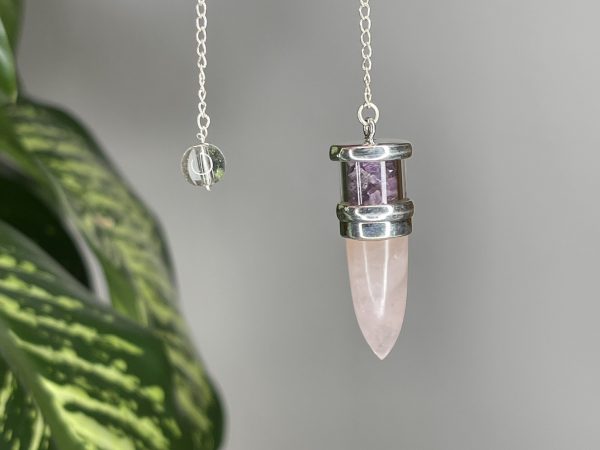 Alternative view of Rosenquarz mit Amethyst Pendel