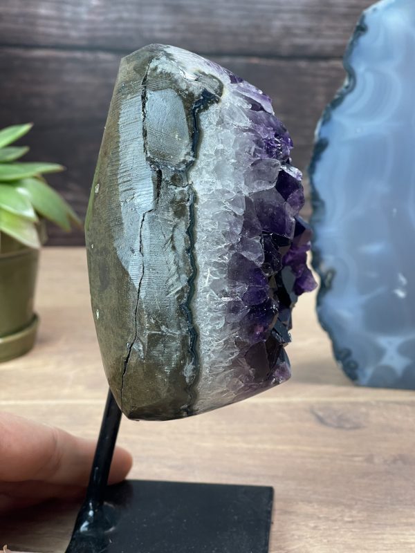 Alternative view of Amethyst mit Halter – Kraftvoll. Stabil. Transformierend