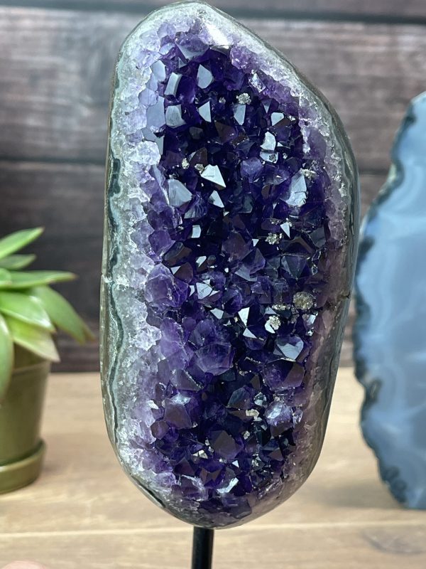 Amethyst mit Halterung – Klarheit, Stärke & spirituelle Tiefe