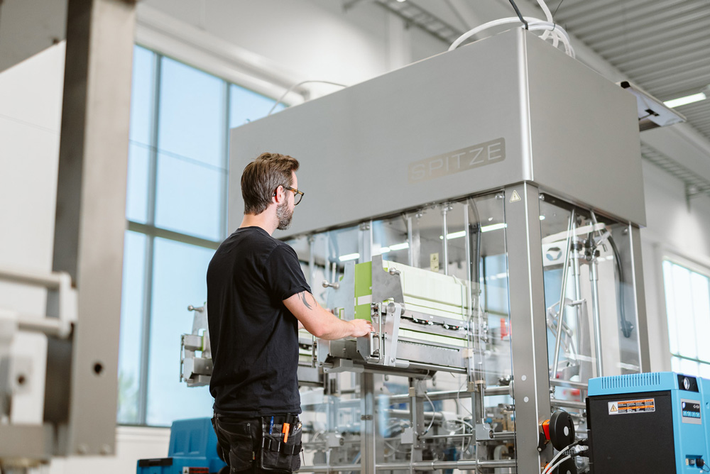 packaging machine-employee-1000px