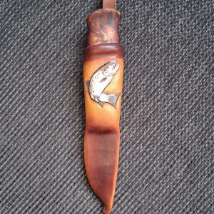 Handgjord kniv med laxmotiv