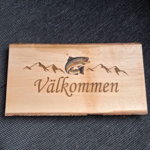 Träskylt välkommen med öringmotiv