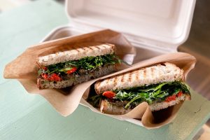 Sandwichbox 1: Laksemousse 75 kr. 2 halve surdejssandwiches med fyld af laksemousse, syltet rødløg, urtepesto og rucola. 