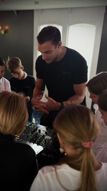 DJ workshop @msteaterskeppet on sea! Good vibes and a lot of energy ✨