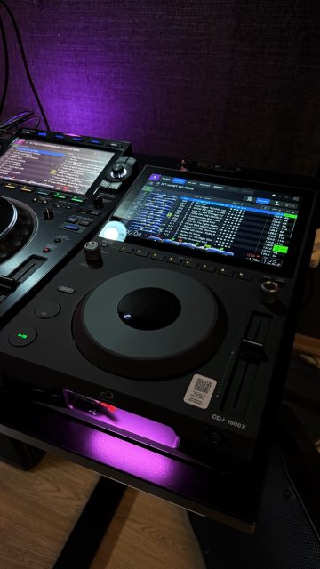 Here’s a quick overview of the brand-new CDJ-1500X from AlphaTheta! These are our first impressions of this exciting new player. We’re thrilled to be among the first in Sweden to get our hands on them, here’s a bit more insight and what you can expect!
