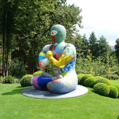 Kunst geïntegreerd in tuin