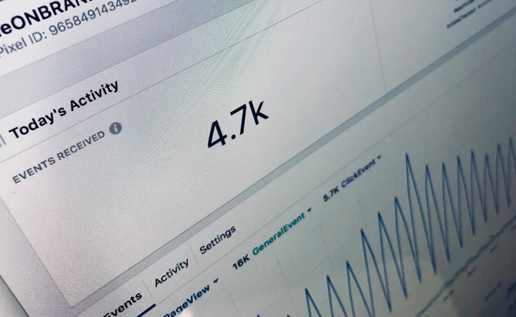Sådan opretter og indsætter du din Facebook pixel kode