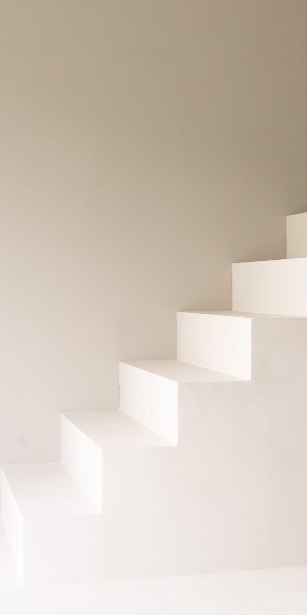 Minimalistische betonlook trap in moderne woning in Groningen