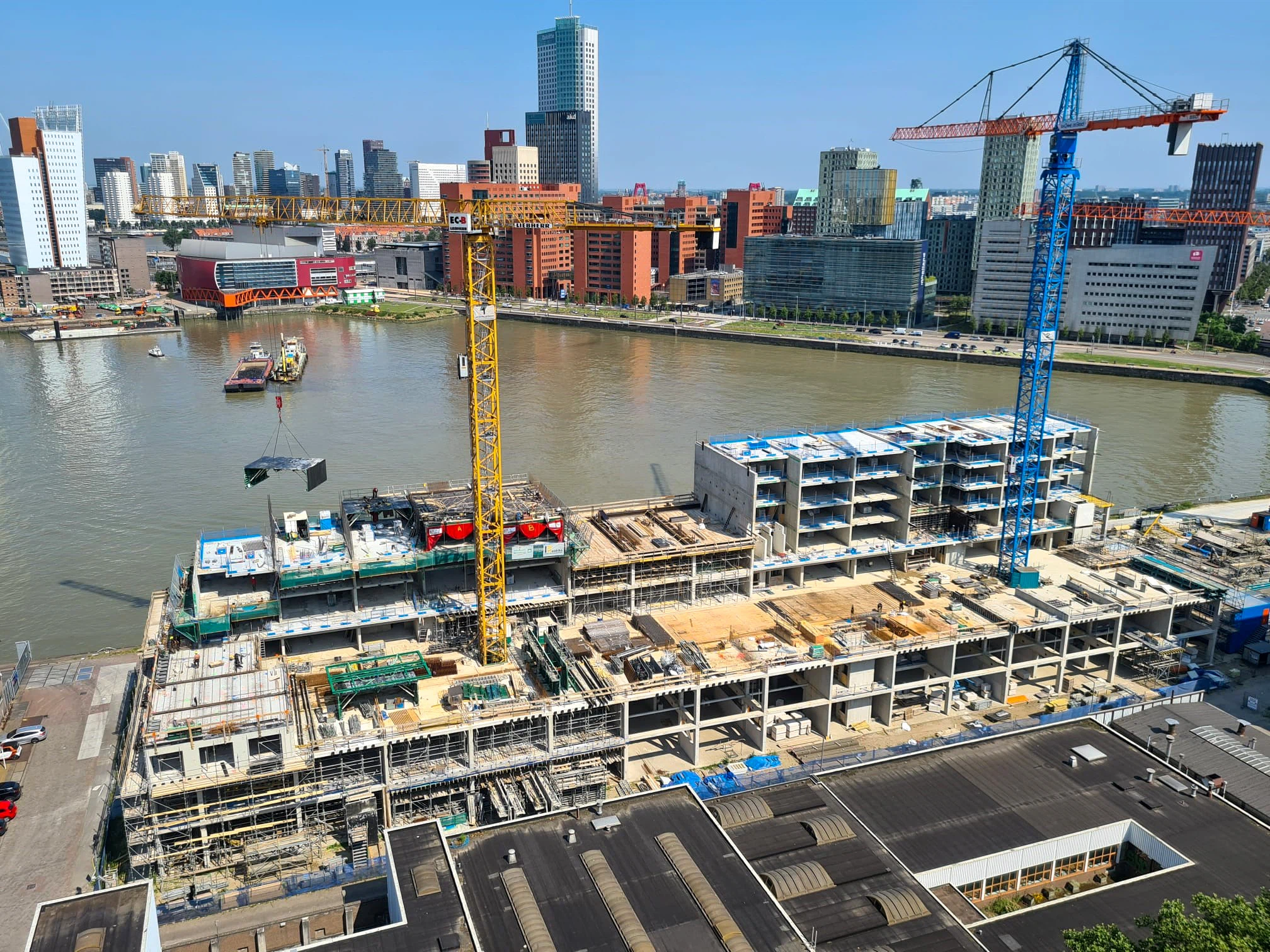 uitzicht vanuit torenkraan op bouwplaats