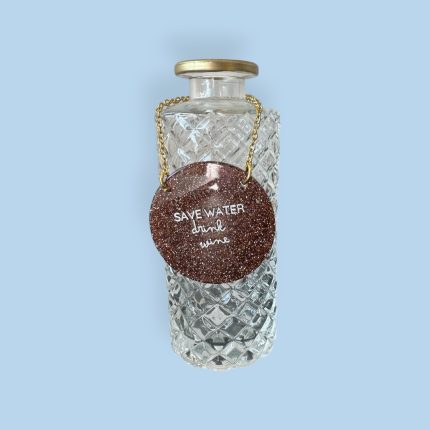 Flasketag med budskapet 'Save Water, Drink Wine' – en morsom og stilfull etikett for vinflasker.
