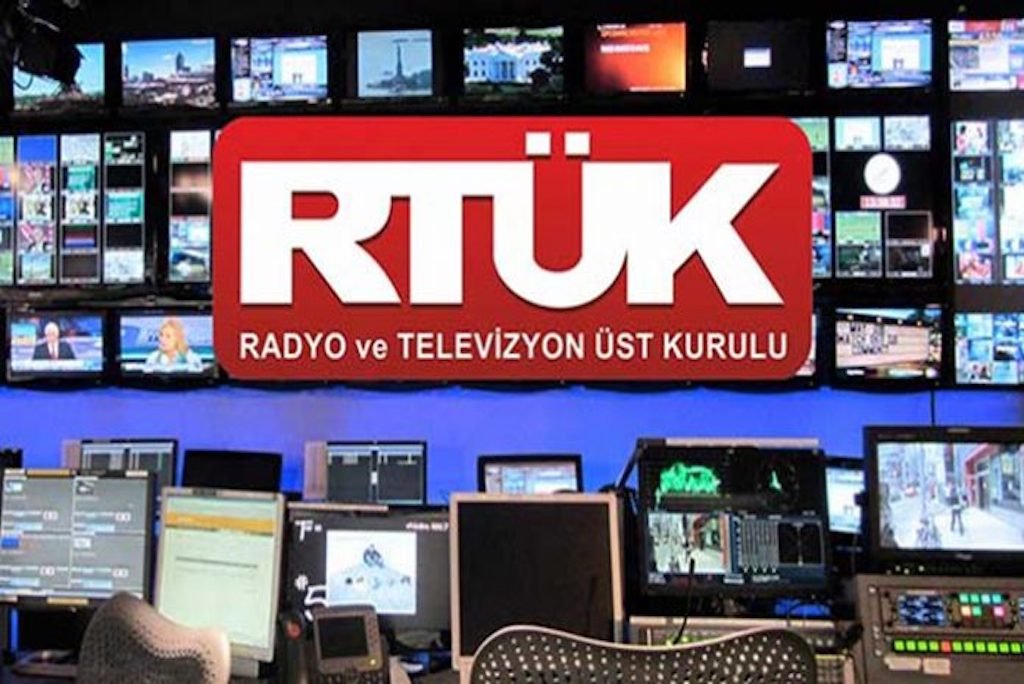 3 TV istasyonu, hükümeti eleştiren depremi yayınladıkları için toplam 423.000 dolar para cezasına çarptırıldı.