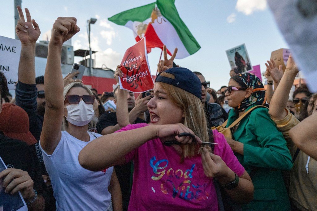 Türkiye’de İranlı kadınlara destek için yüzlerce protesto