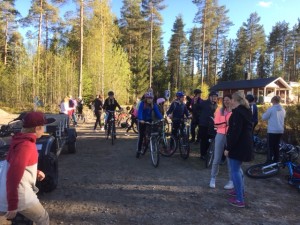 Skolklass cyklade till hemlig ort första målet var Stora stenen där man fick åka fyrhjuling och vagn, lite lekar sedan var det  hamburgare, dricka som stod på dur. Resan fortsatte till Klippan för övernattning. Fantastik initiativ av lärare och föräldrar att ge barnen en lyckad friluftsdag. Vi föreningen ser fram mot liknande arrangemang Bra jobbat Styrelsen