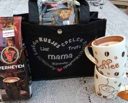 Gevulde boodschappentas met koffie