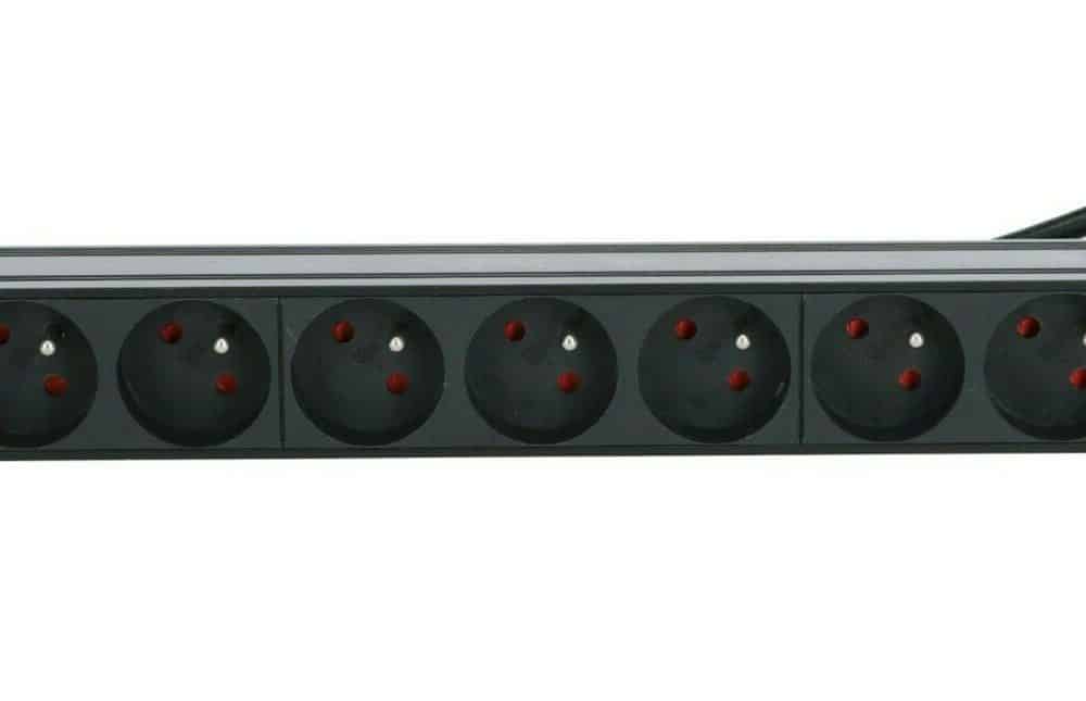 product_DS-9PDU-PE_K002779_mainimage_c73193b4-8316-4491-ad75-135146d2a72f