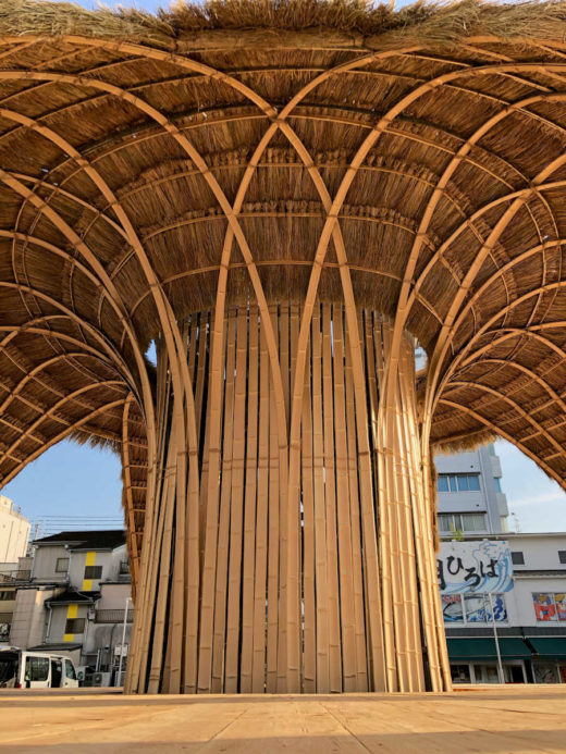 En japansk tækkemand viste ved en kulturfestival i byen Kochi, hvad strå kan. Materialerne er rishalm, træ og bambus. Pavillonen vakte opsigt og blev flittigt besøgt og benyttet.