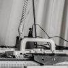 Elektronisk strikkemaskine SK 840 med ribbemekanisme. Elektronisk strikkemaskine med detaljerede nærbilleder af betjeningselementer og ribber.