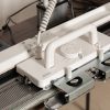 Silver Reed SK840 elektronisk strikkemaskine. Har kontrolpanel, garnfremførere og nåleplade. Ideel til at lave strikvarer.
