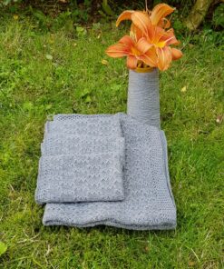 Hand-knitted gray wool shawl, OPSKRIFT - MODEL ANDREA VÆRTINDE GAVE. Soft, textured fabric.