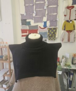 HALSEDISSE TIL VOKSEN: Black knitted turtleneck sweater, adult size, warm and stylish.