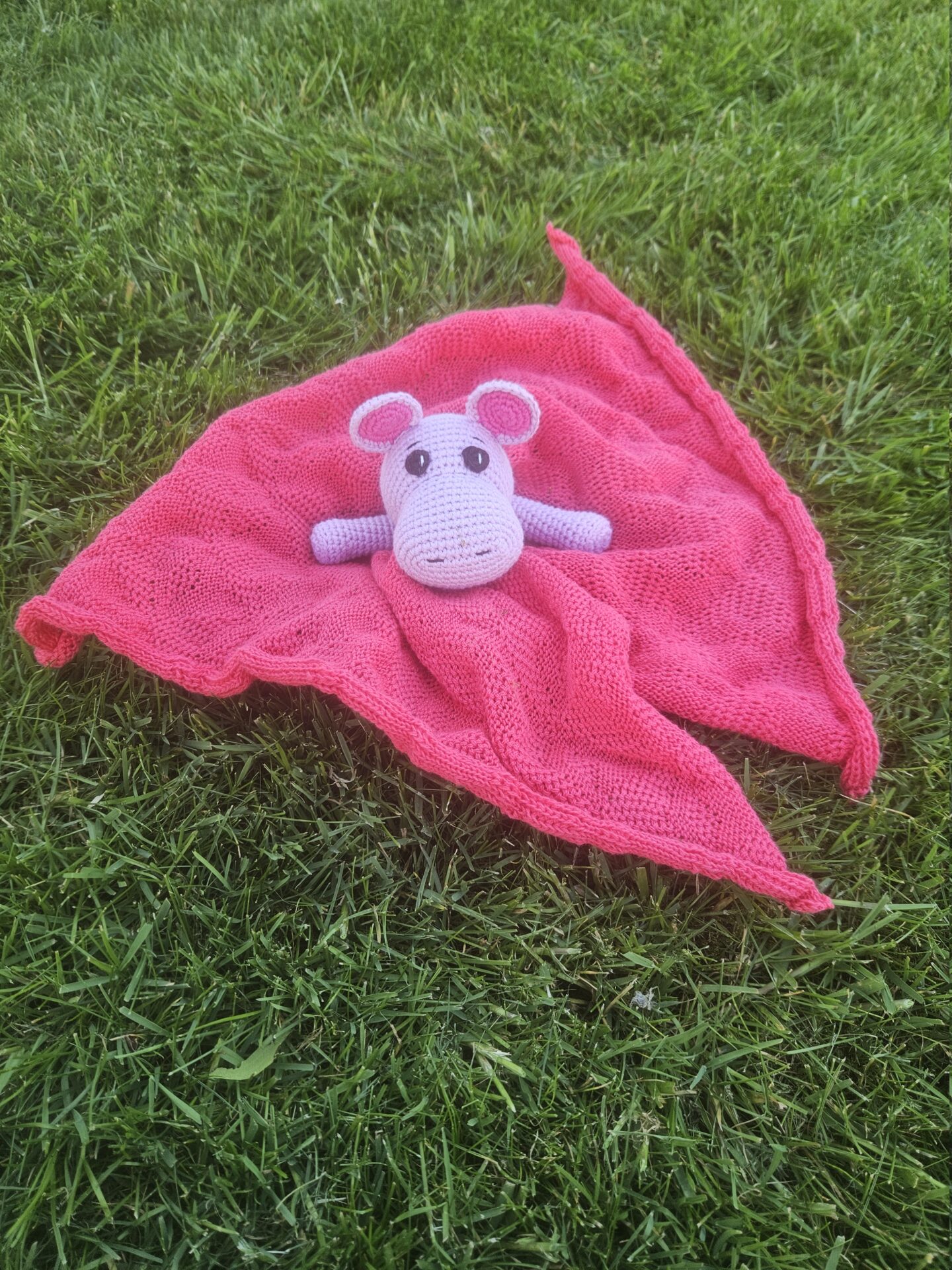 Håndlavet dansk hæklet flodhest-sikkerhedstæppe i pink.