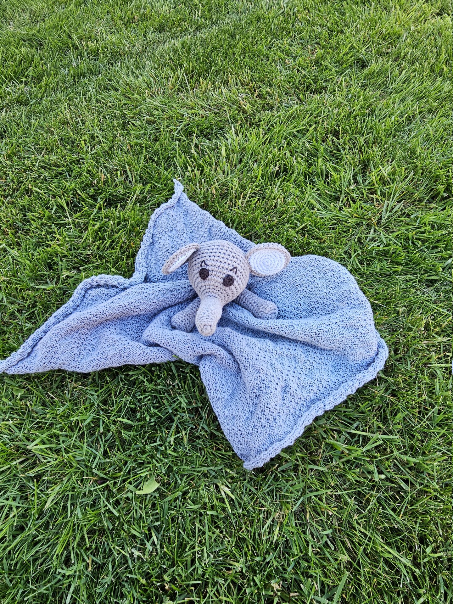 Håndlavet dansk hæklet babytæppe med sød elefant.