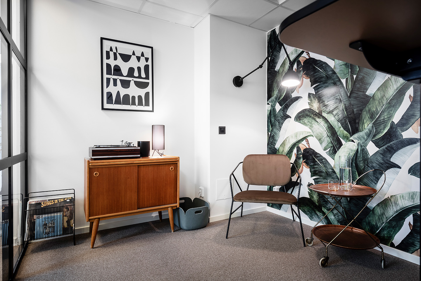 Mad men inspirerat kontor, Housedoctor fåtölj, Tavla från Desenio, Bordslampa från Gubi, Vägglampa från Byrydens, Tapet från Photowall.se, studio a3