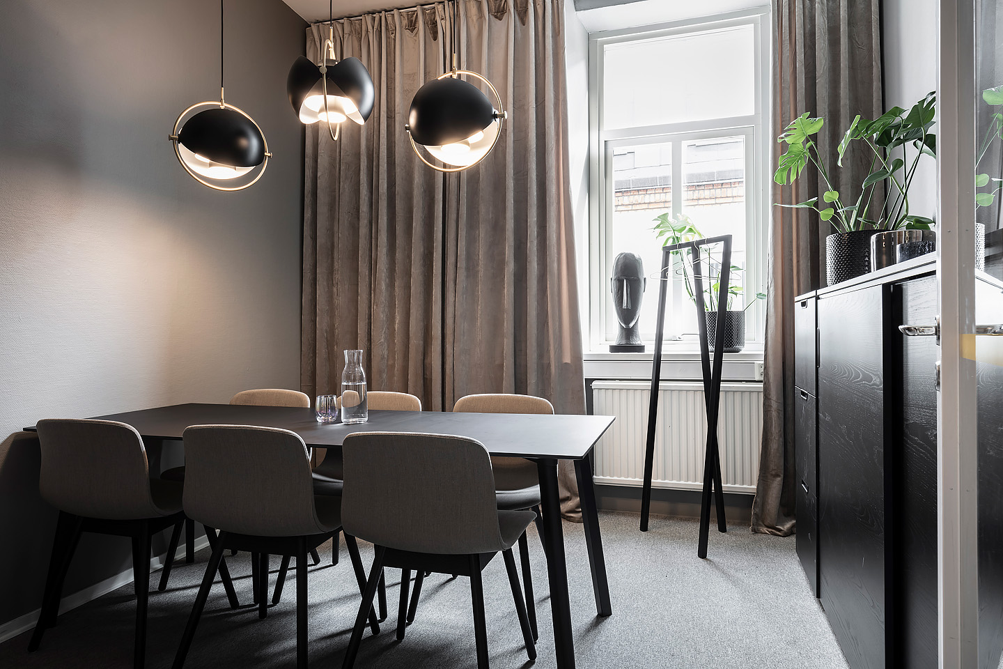 Cph 210 deux table, hay, Gubi multi-lite lamp, Loop stand hall, Jotex sammet, Studio A3, Byon