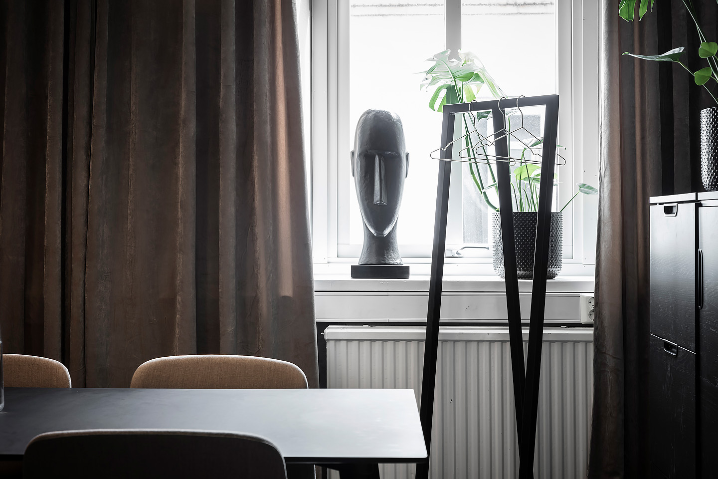 Cph 210 deux table, hay, Gubi multi-lite lamp, Loop stand hall, Jotex sammet, Studio A3, Byon