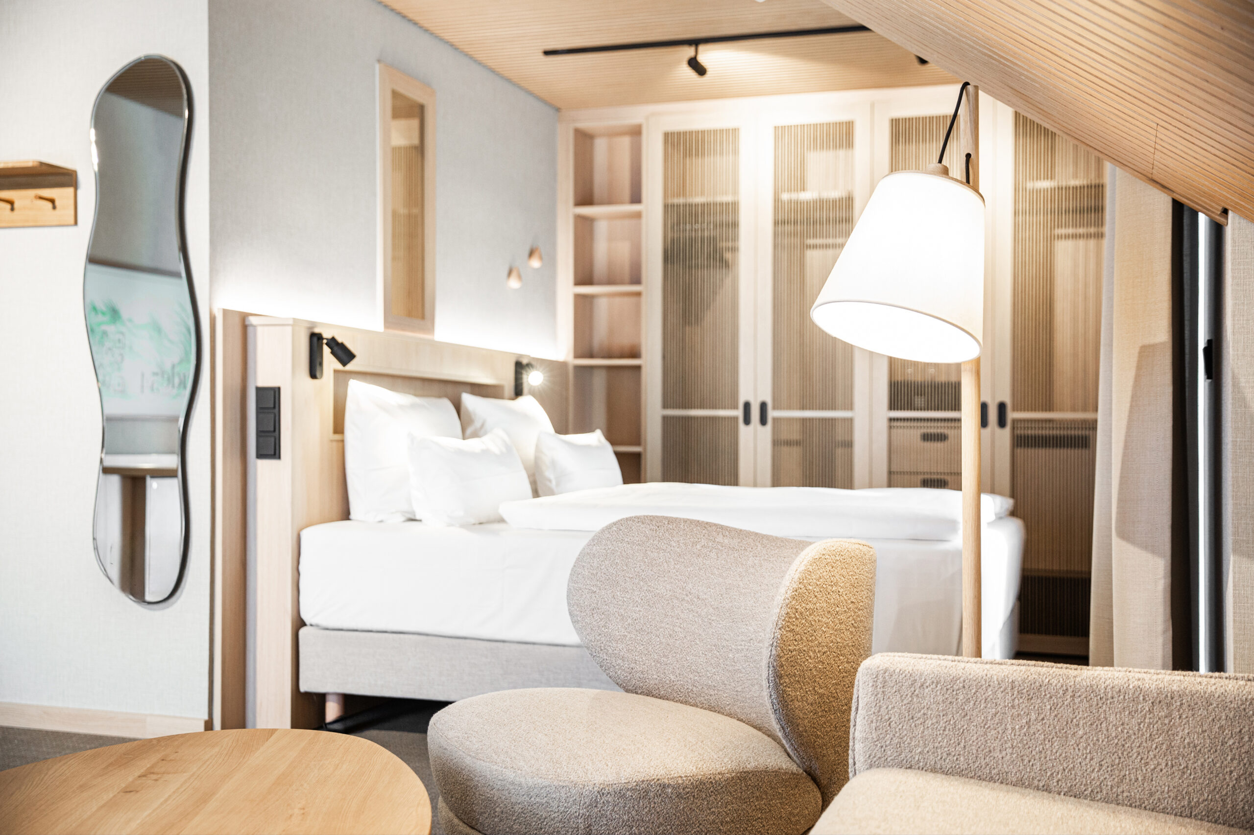 Hotellrum i skandinavisk stil, akustikpanel i ljust trä, dubbelrum