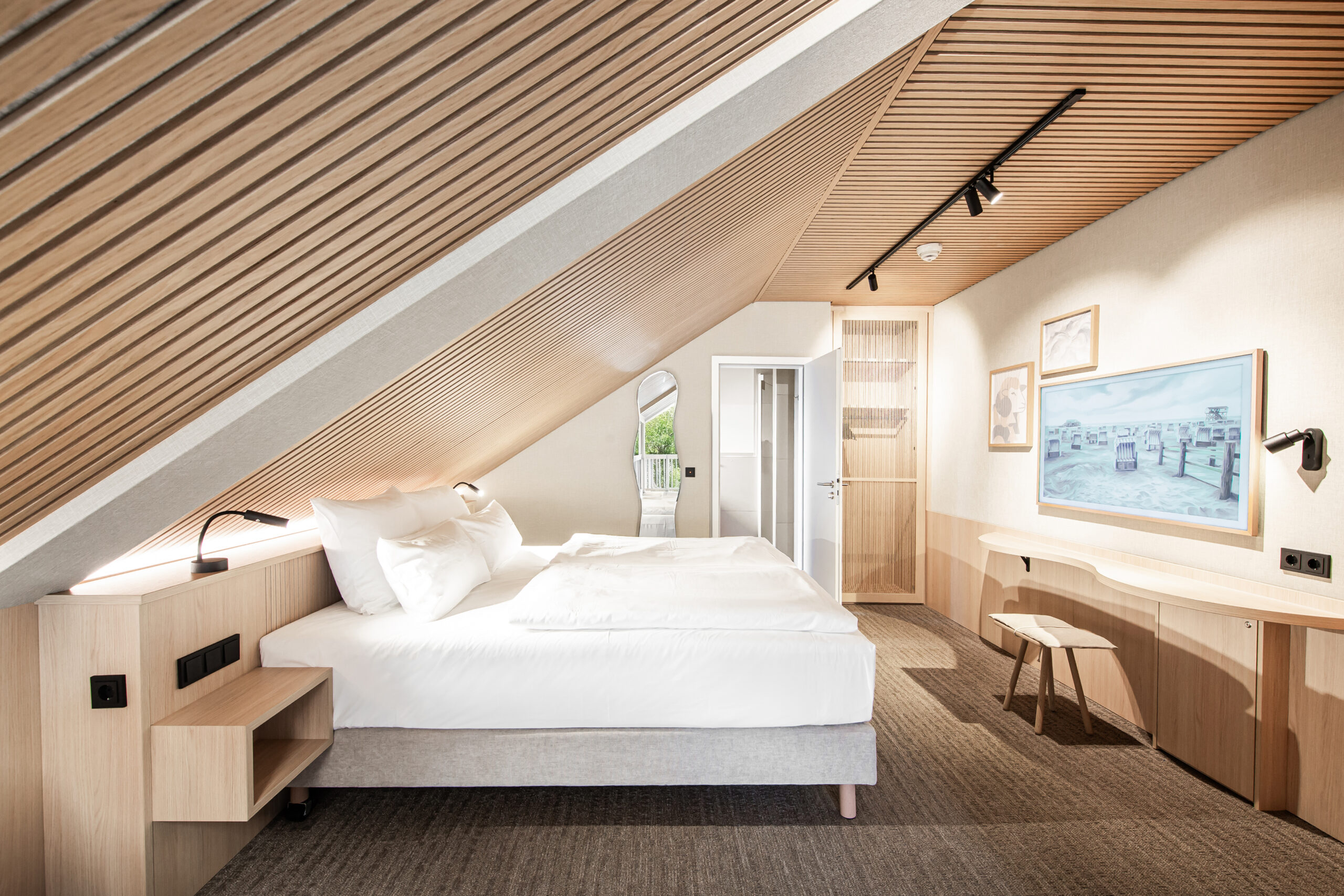 Hotellrum i skandinavisk stil, akustikpanel i ljust trä, dubbelrum, ljus ek, linnetapet, platsbyggd förvaring, specialritat skrivbord, svarta armaturer