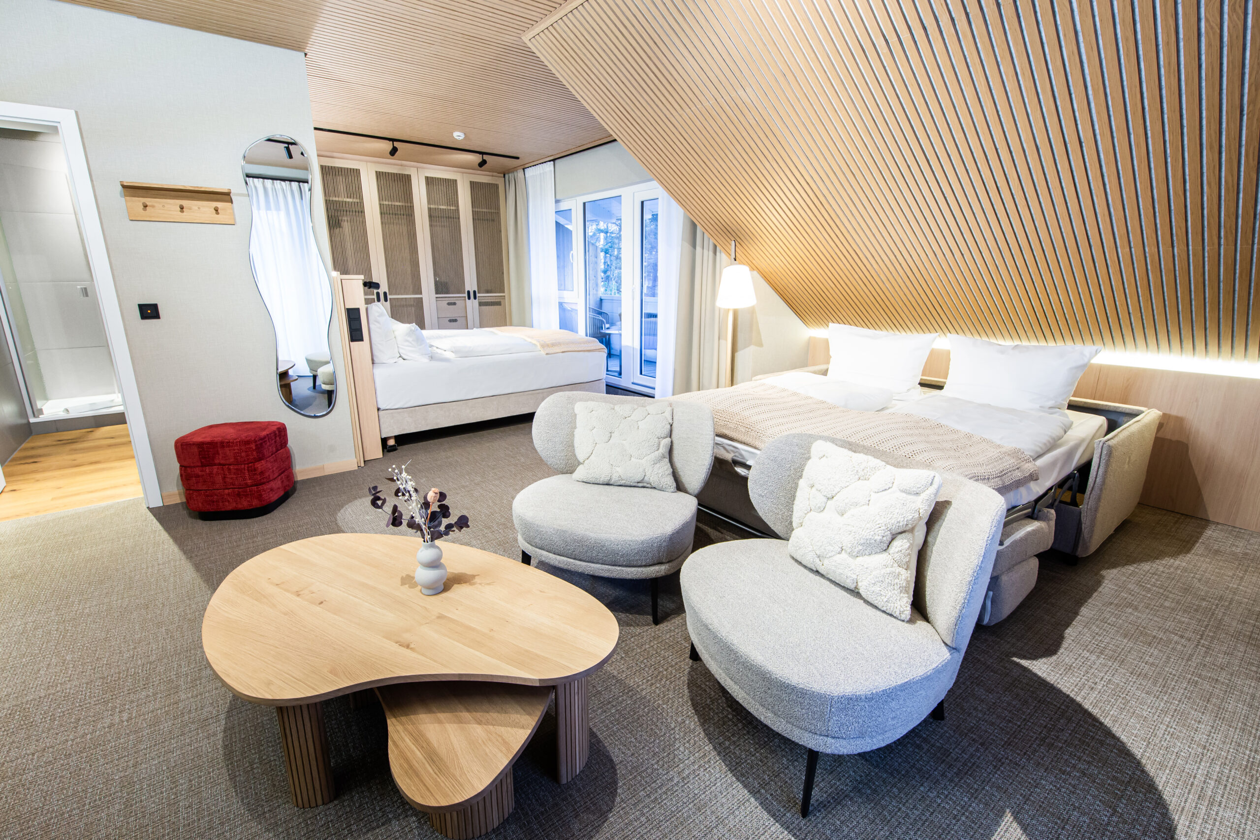 Hotellrum i skandinavisk stil, akustikpanel i ljust trä