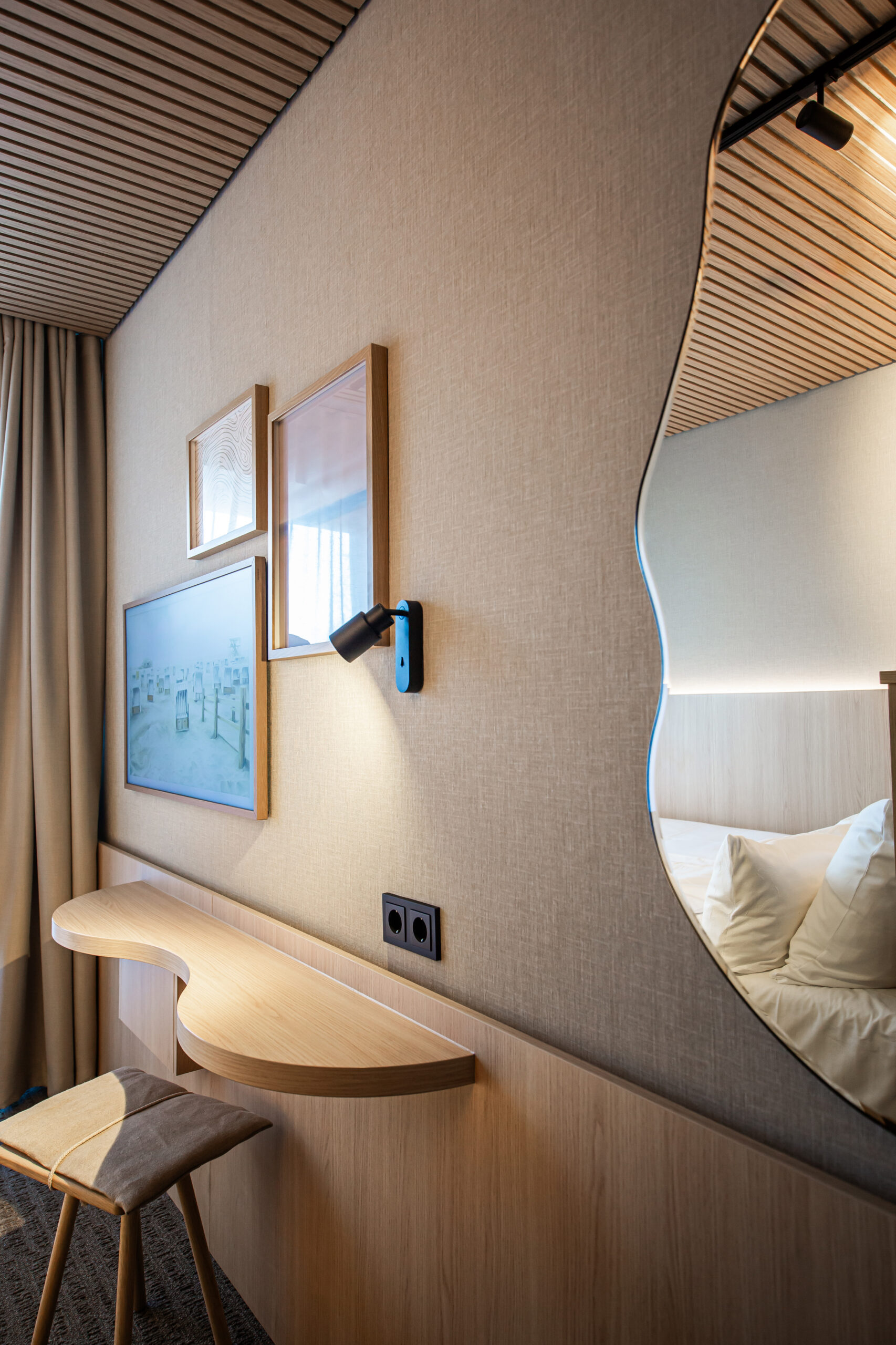 Hotellrum i skandinavisk stil, akustikpanel i ljust trä, dubbelrum