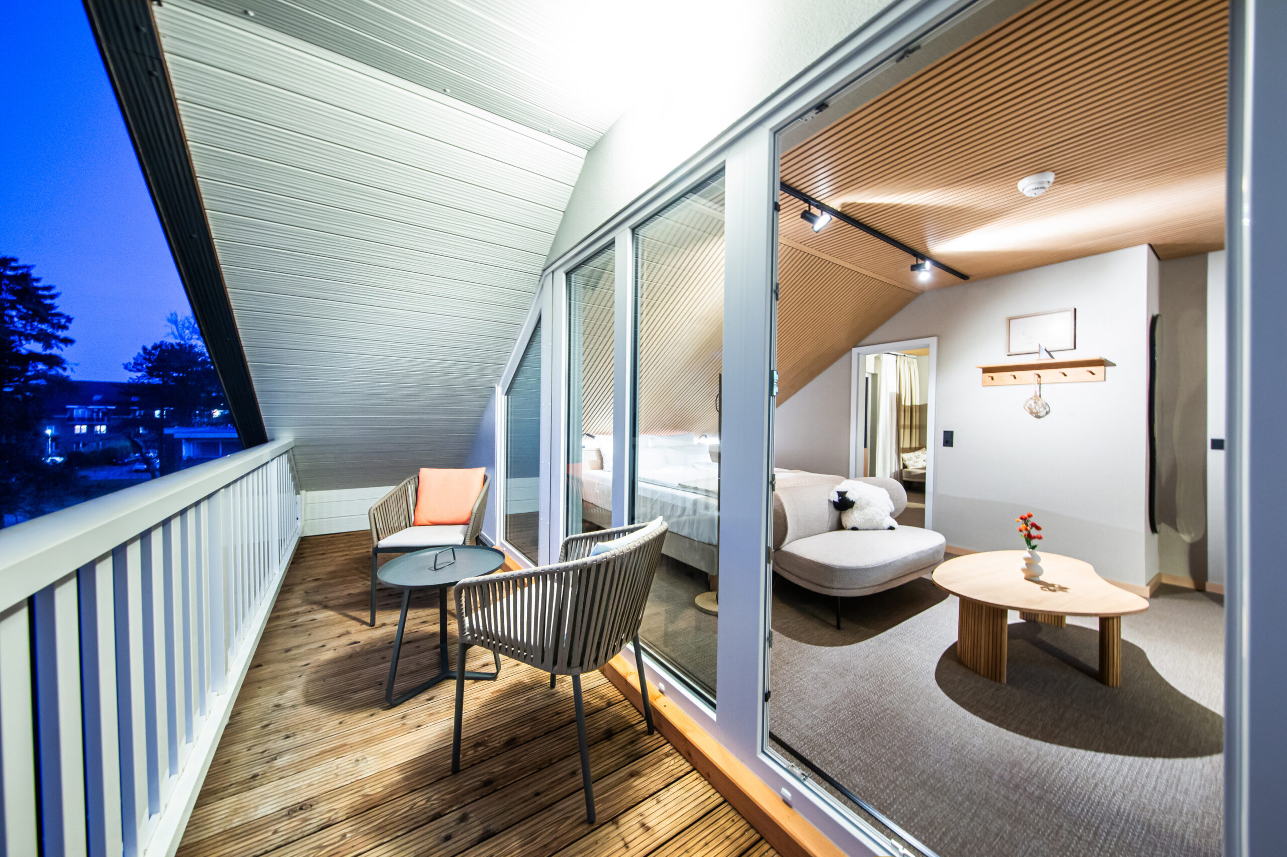 Hotellrum i skandinavisk stil, akustikpanel i ljust trä