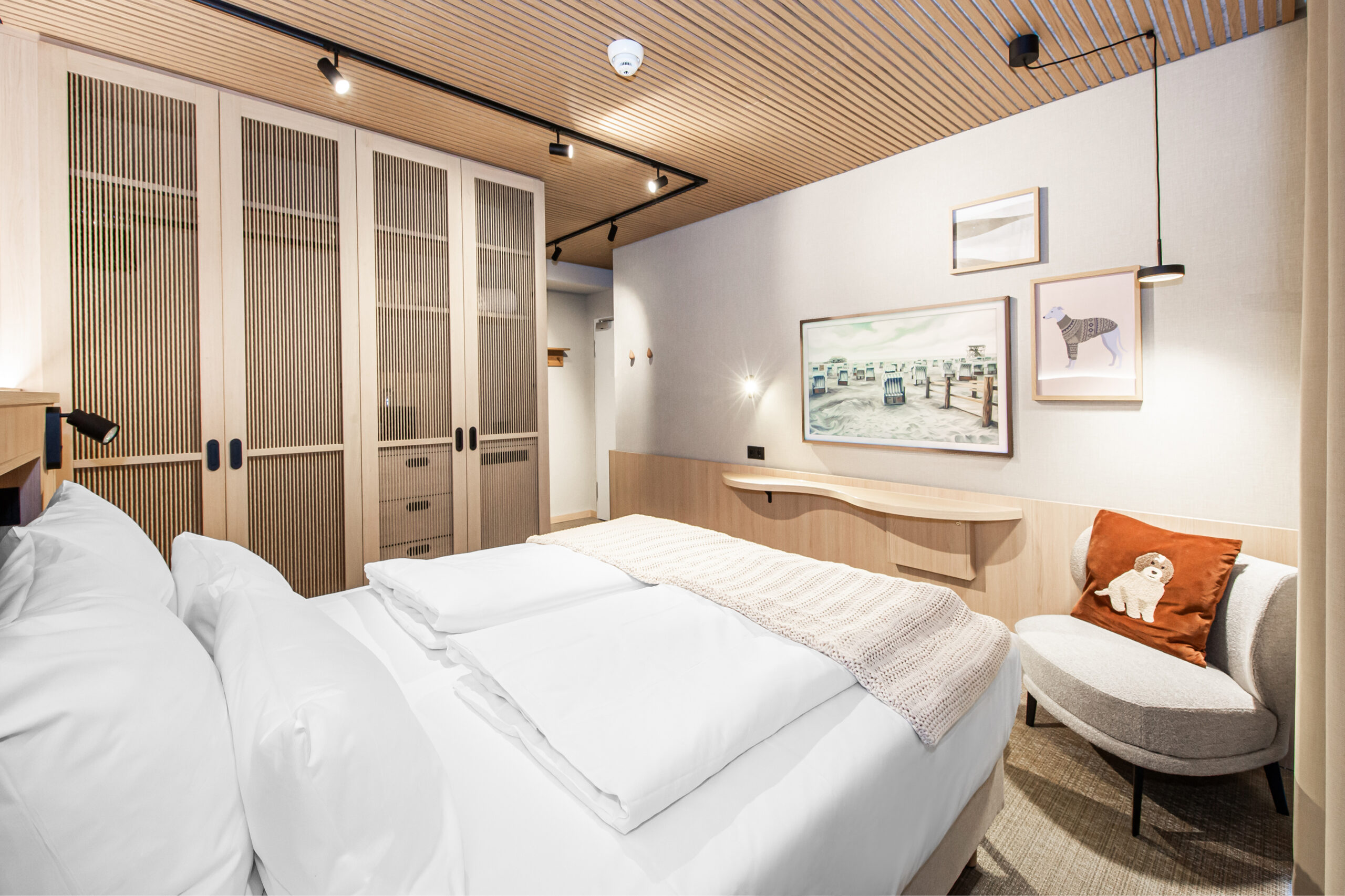 Hotellrum i skandinavisk stil, akustikpanel i ljust trä, dubbelrum, ljus ek, linnetapet, platsbyggd förvaring, specialritat skrivbord, svarta armaturer