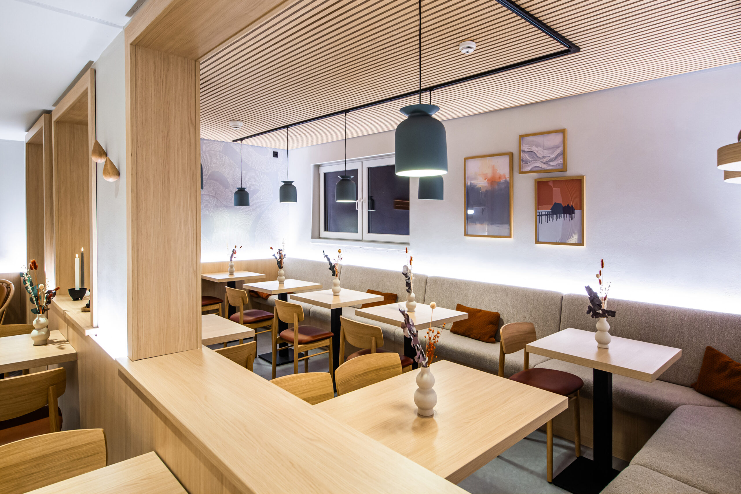 Hotellmatsal i skandinavisk stil, ljust trä och ljusa textilier, Cognacsfärgat läder