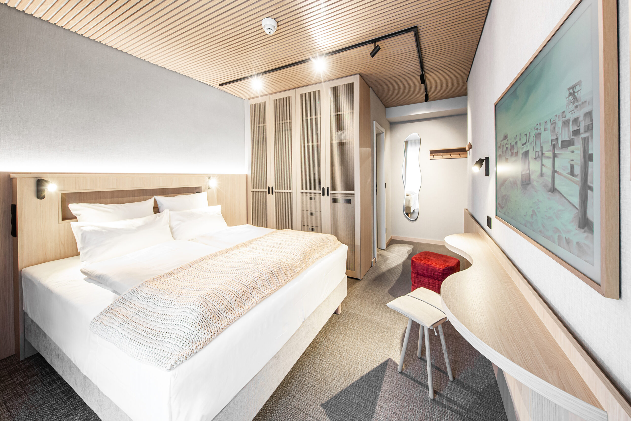 Hotellrum i skandinavisk stil, akustikpanel i ljust trä, dubbelrum, ljus ek, linnetapet, platsbyggd förvaring, specialritat skrivbord, svarta armaturer