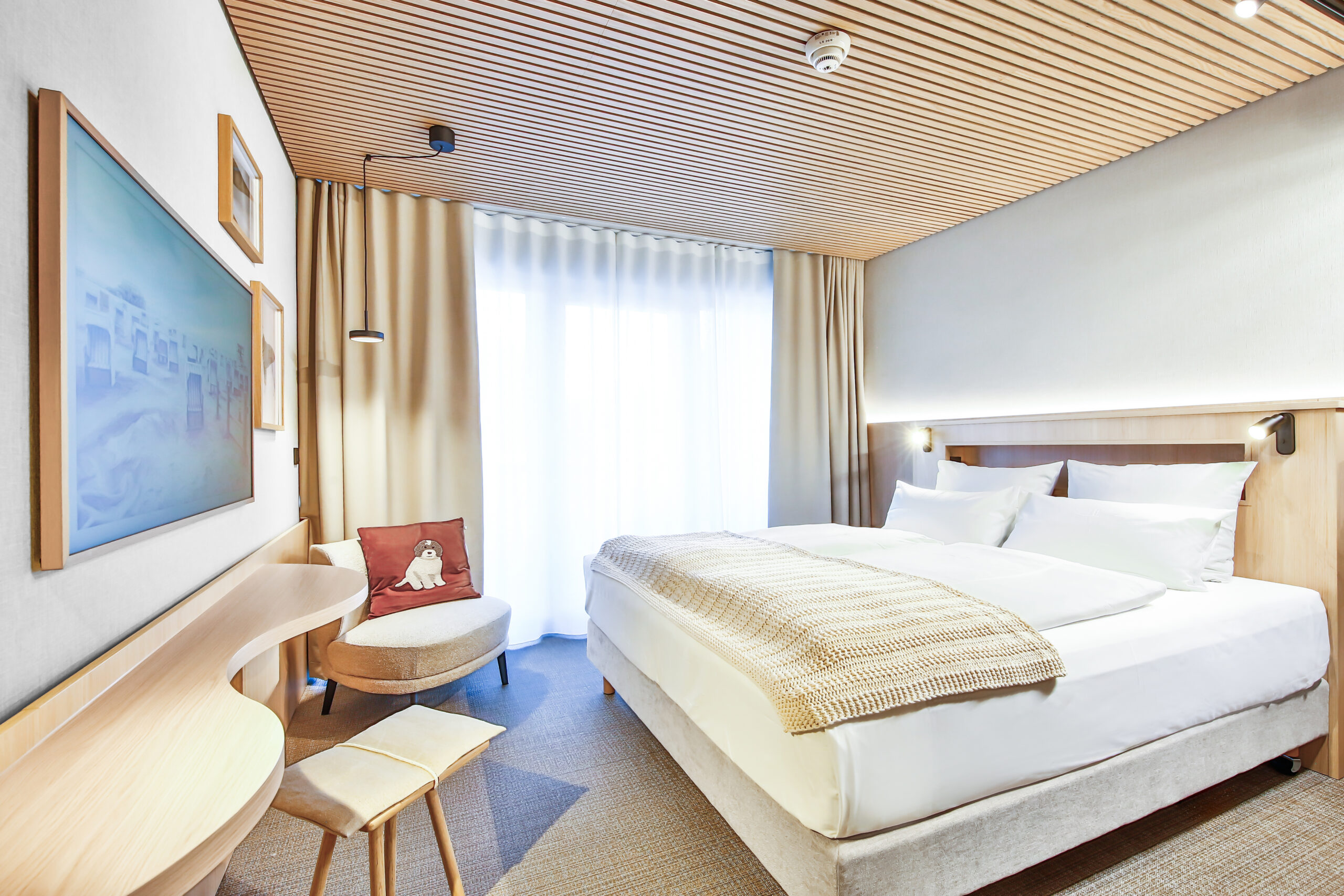 Hotellrum i skandinavisk stil, akustikpanel i ljust trä, dubbelrum