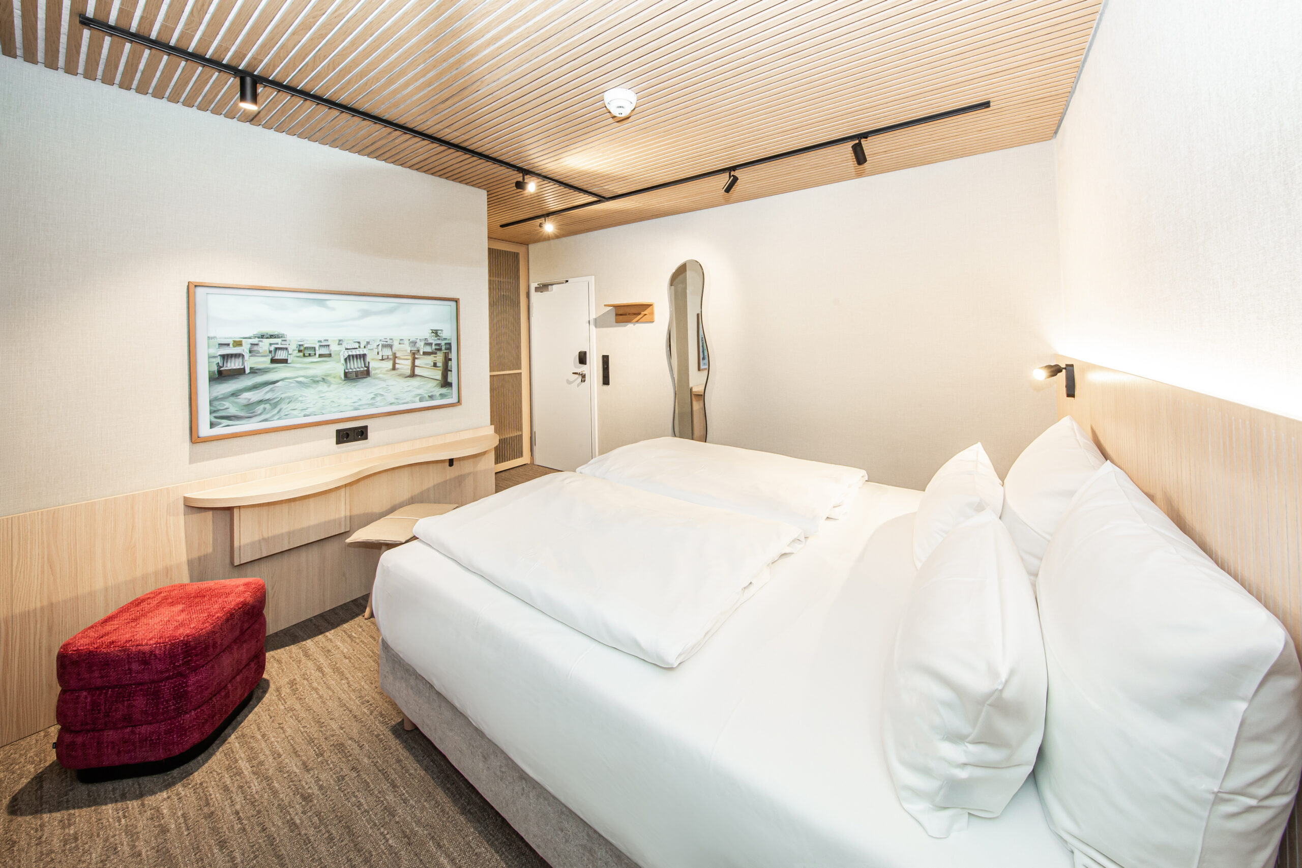 Hotellrum i skandinavisk stil, akustikpanel i ljust trä, dubbelrum