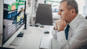 Funcionário acessando apostas durante o expediente – vício em apostas no trabalho