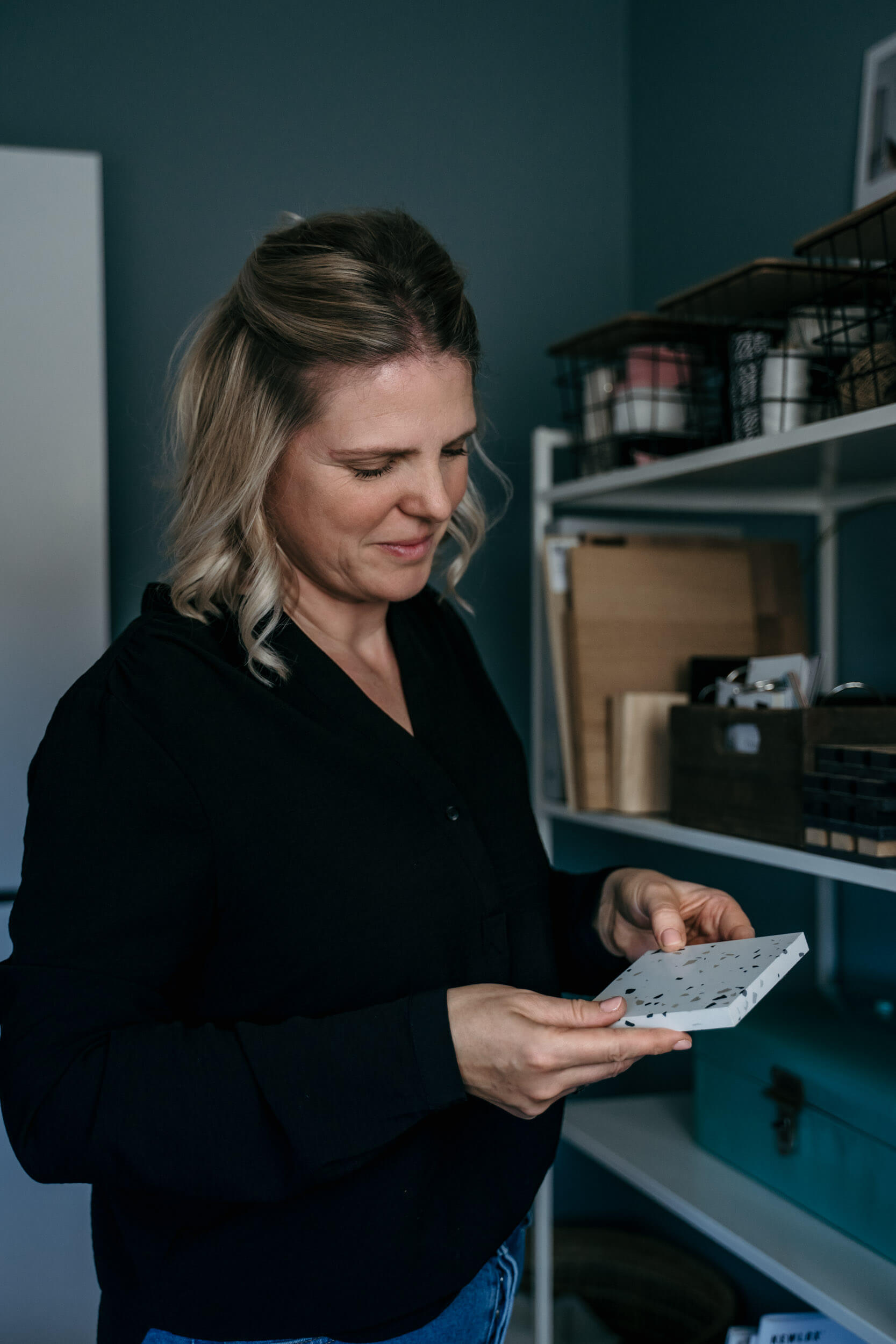Interieurontwerper Anouk bekijkt een materiaalstaal voor een klant