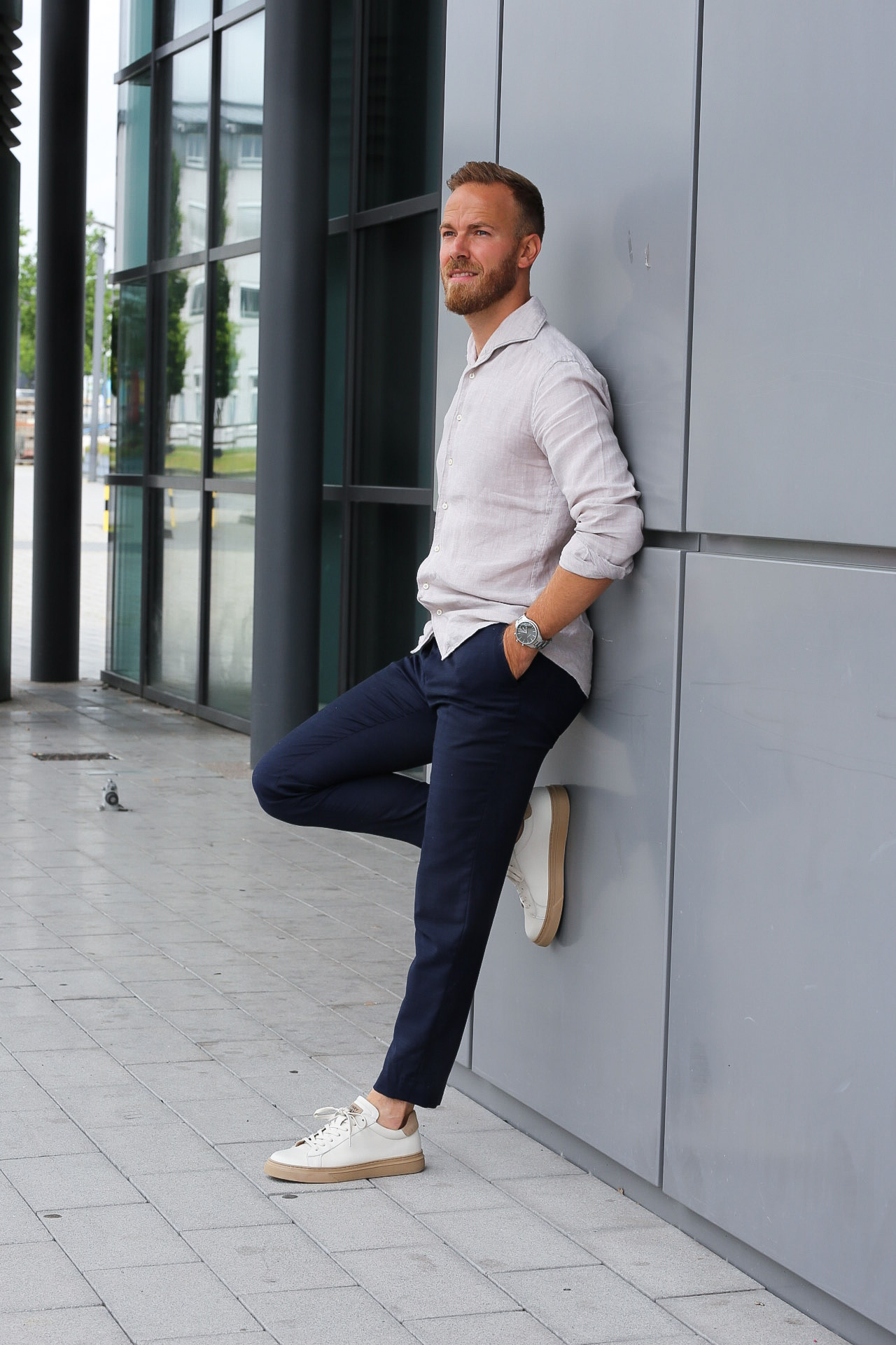 Smart Casual Look mit Sneakers von Henry Stevens