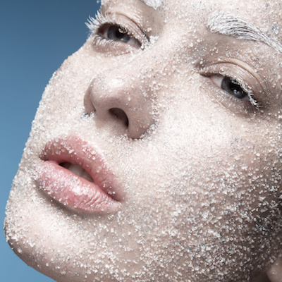 Bleg pige med sukkersne i ansigtet