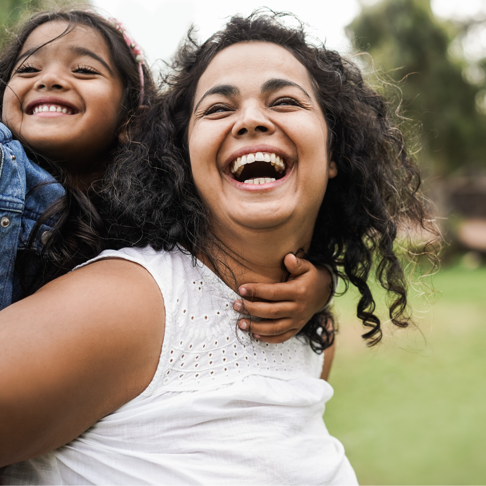 Familie - glad barn og mor