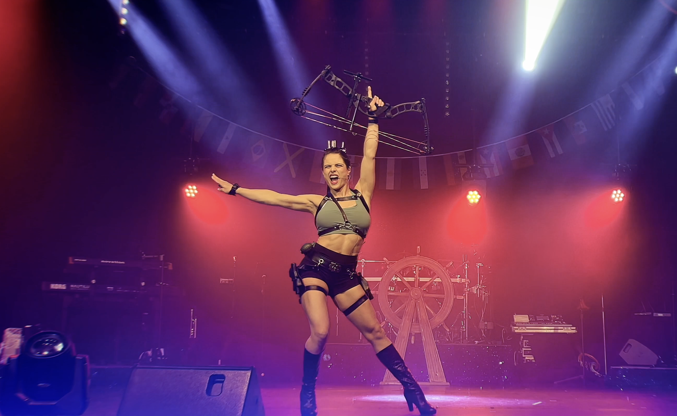 Showkünstlerin auf Bühne mit Pfeilbogen‑Act – Supershow Showeinlage für Firmenanlass in der Schweiz