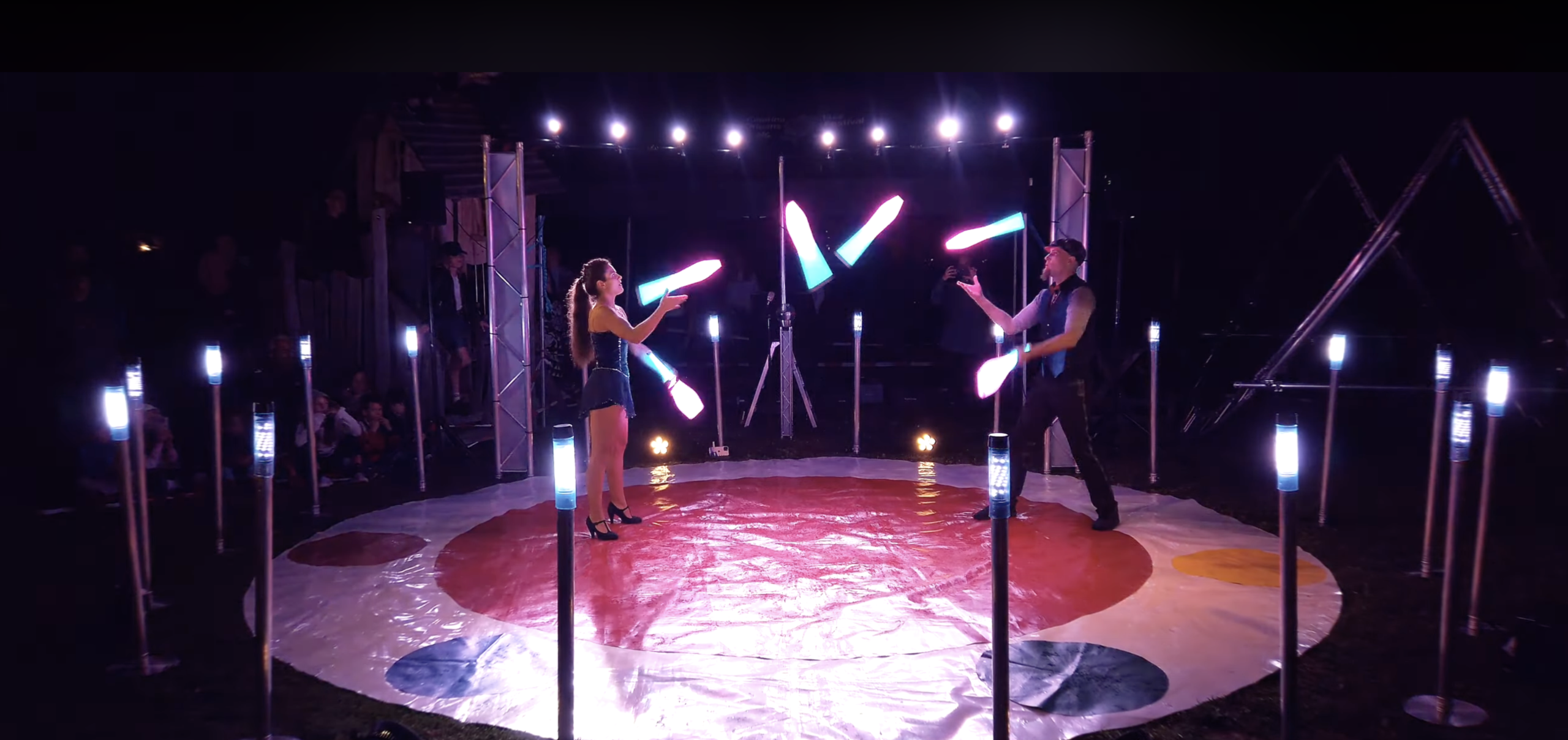 LED Lichtshow mit Jonglage als visueller Höhepunkt bei Firmenevents und Produktpräsentationen in der Schweiz