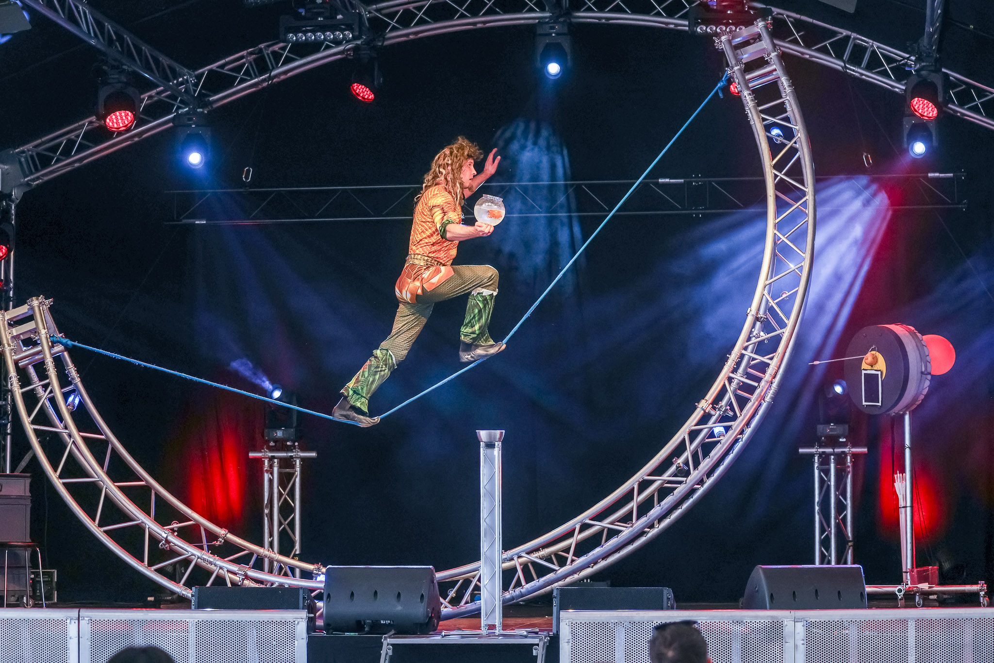 Seiltänzer mit Comedy‑Act auf Bühne – Supershow Showeinlage für Firmenanlass und Event in der Schweiz