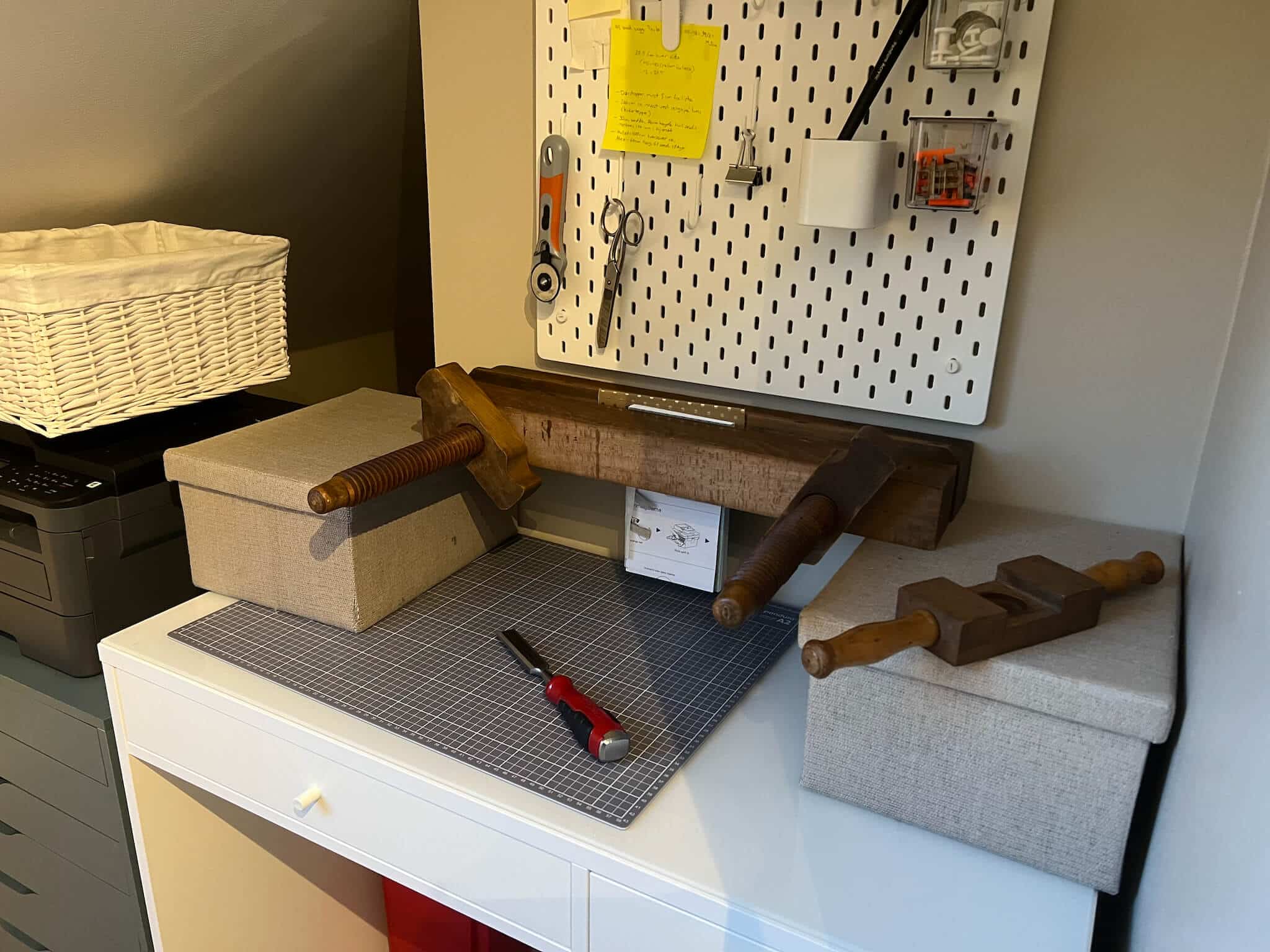 Skrivebord med boktvinge