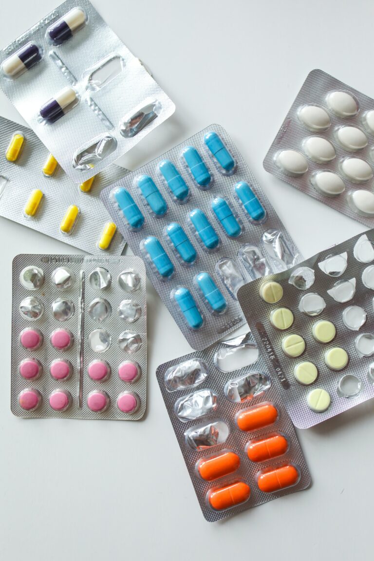 Sju kartor med piller av olika slag ligger uppradade på ett bord i oreda